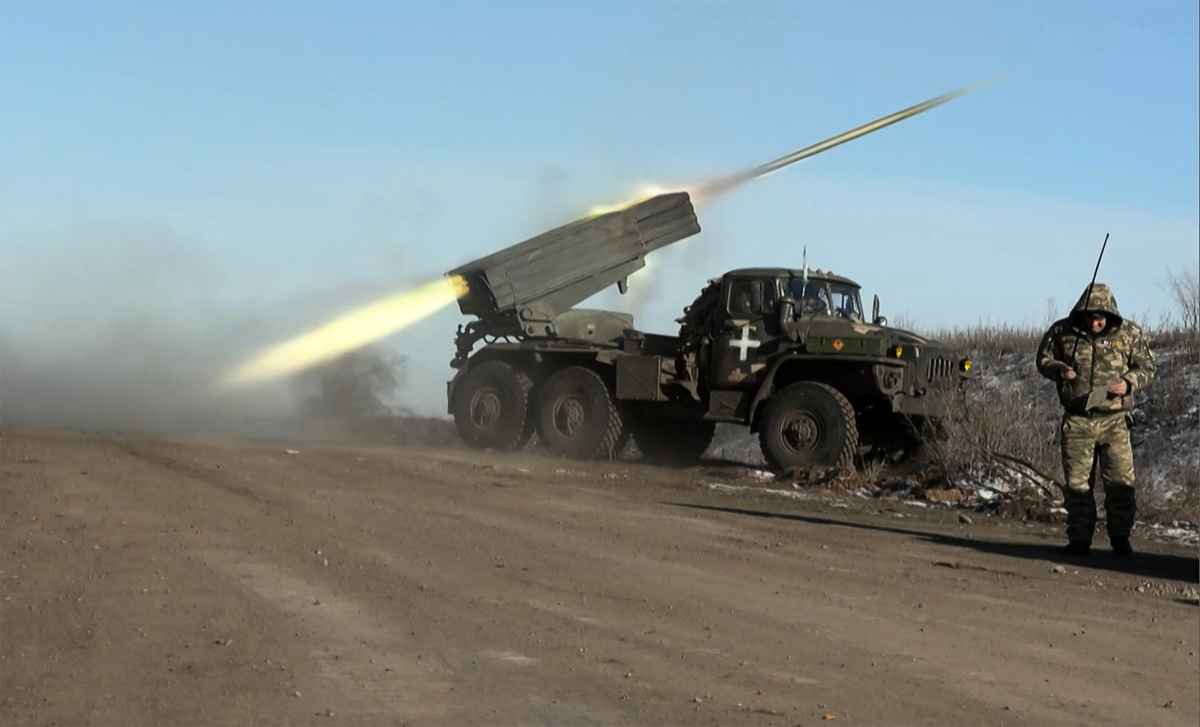 2023年1月11日，烏克蘭軍方的BM-21'Grad' MLRS 122 毫米火箭發射器正在開火。俄羅斯瓦格納集團聲稱控制了門戶城鎮索萊達爾。（ARMAN SOLDIN/AFP via Getty Images）