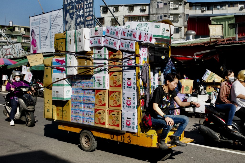 台灣1月消費者信心指數升至59.73點。（SAM YEH / AFP）