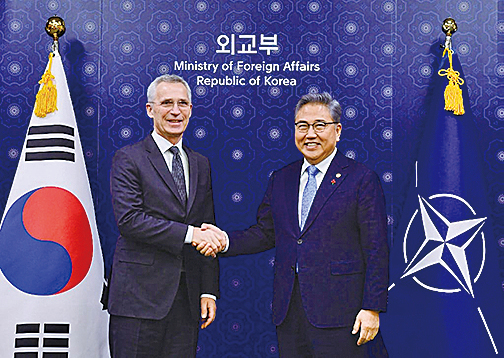 1月29日，北約秘書長斯托爾滕貝格（左）在首爾與南韓外長朴振握手。（KIM Min-Hee/POOL/AFP）