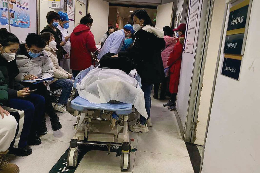 2022年12月28日，COVID疫情大爆發期間，中國天津市第一中心醫院，病床上一名患者已經死亡。（Noel Celis/AFP）