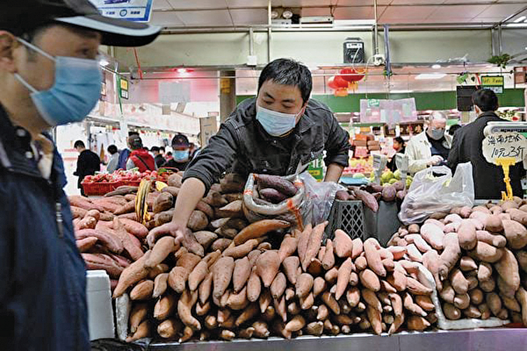 圖為2022年4月14日北京一個市場的小販在整理紅薯。(Noel Celis/AFP)