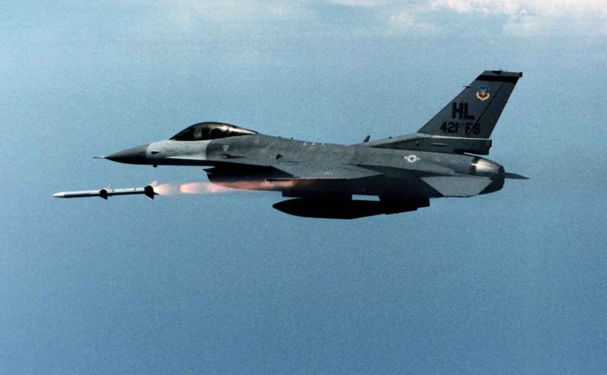 1998年3月，猶他州希爾空軍基地第421戰鬥機中隊的一架F-16在保留地範圍內發射了第一枚AIM-120先進中程空對空導彈 (AMRAAM)。（USAF）