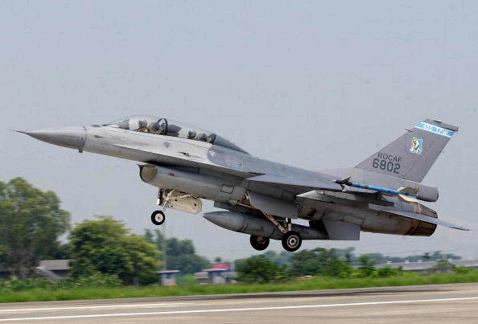 台灣國機國造之路，開發勇鷹高教機，研發新一代戰機，漢翔成立F-16亞太維護中心。圖為F-16V戰機。（PATRICK LIN / AFP）