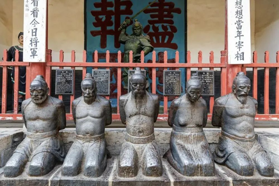 中國杭州市西湖岳飛廟前跪著秦檜夫妻等一眾奸臣的塑像。（網絡圖片）