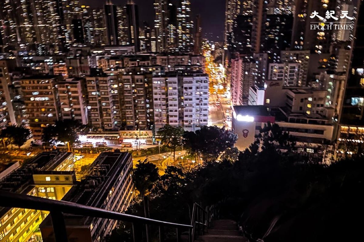 俯瞰深水埗、石硤尾之城市夜景，可見不遠處嘉頓公司的獨特標誌。（樂樂／大紀元）