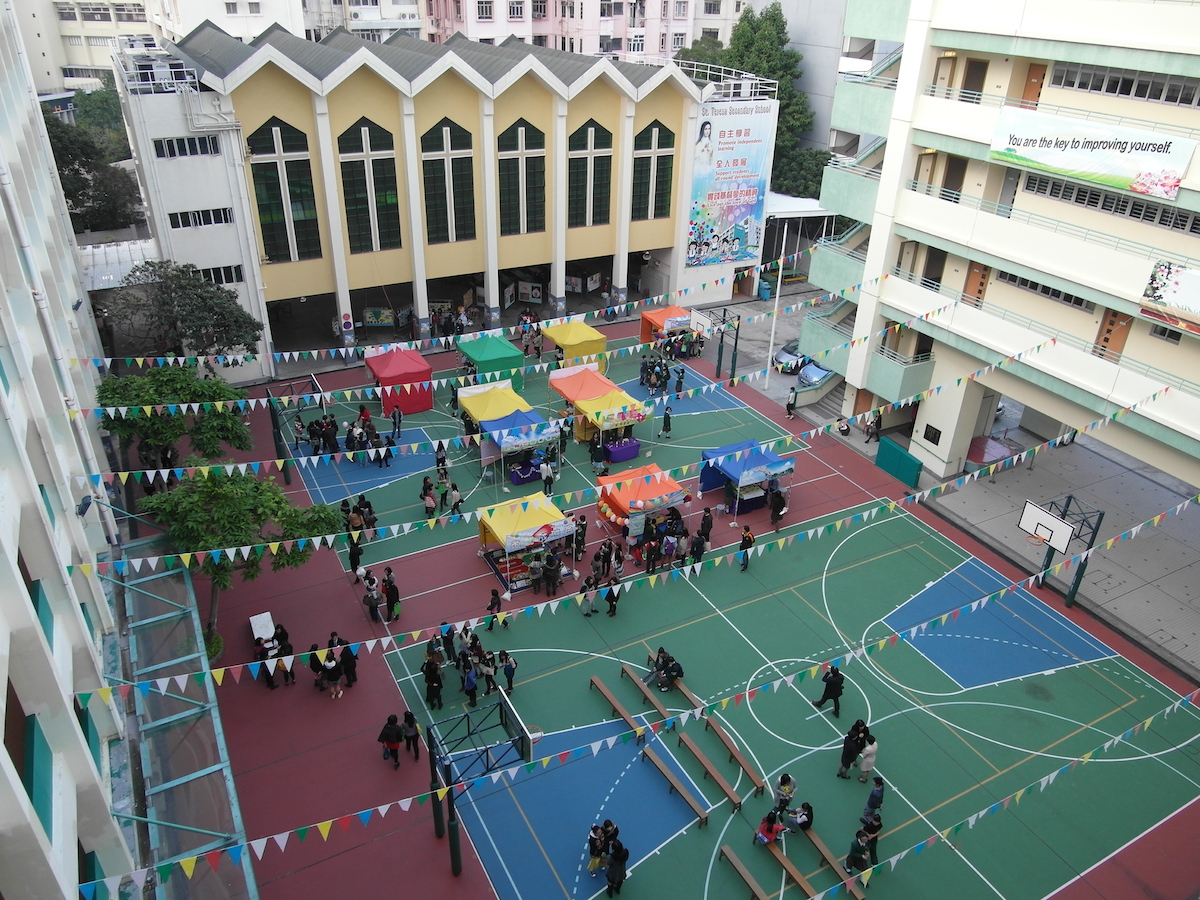 德蘭中學35周年校慶開放日時的學生攤位，擺在學校禮堂前。（鄺嘉仕提供）