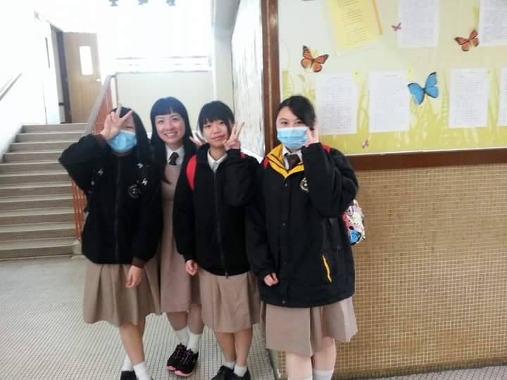 Miss Yeung曾任職中學家政老師，圖為Miss Yeung（左二）與學生的合照。（受訪者提供）