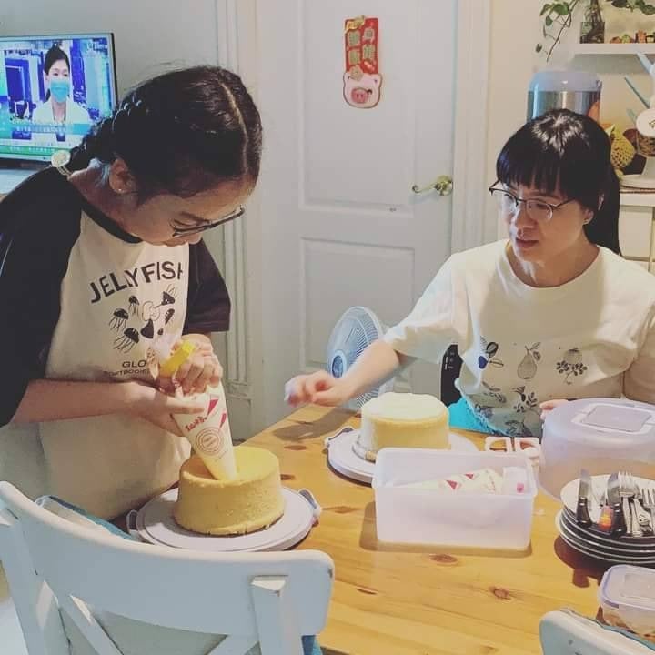 平日閒暇時間，Miss Yeung會邀請朋友帶孩子到家中玩，和孩子一起做蛋糕是她的樂趣之一。（受訪者提供）