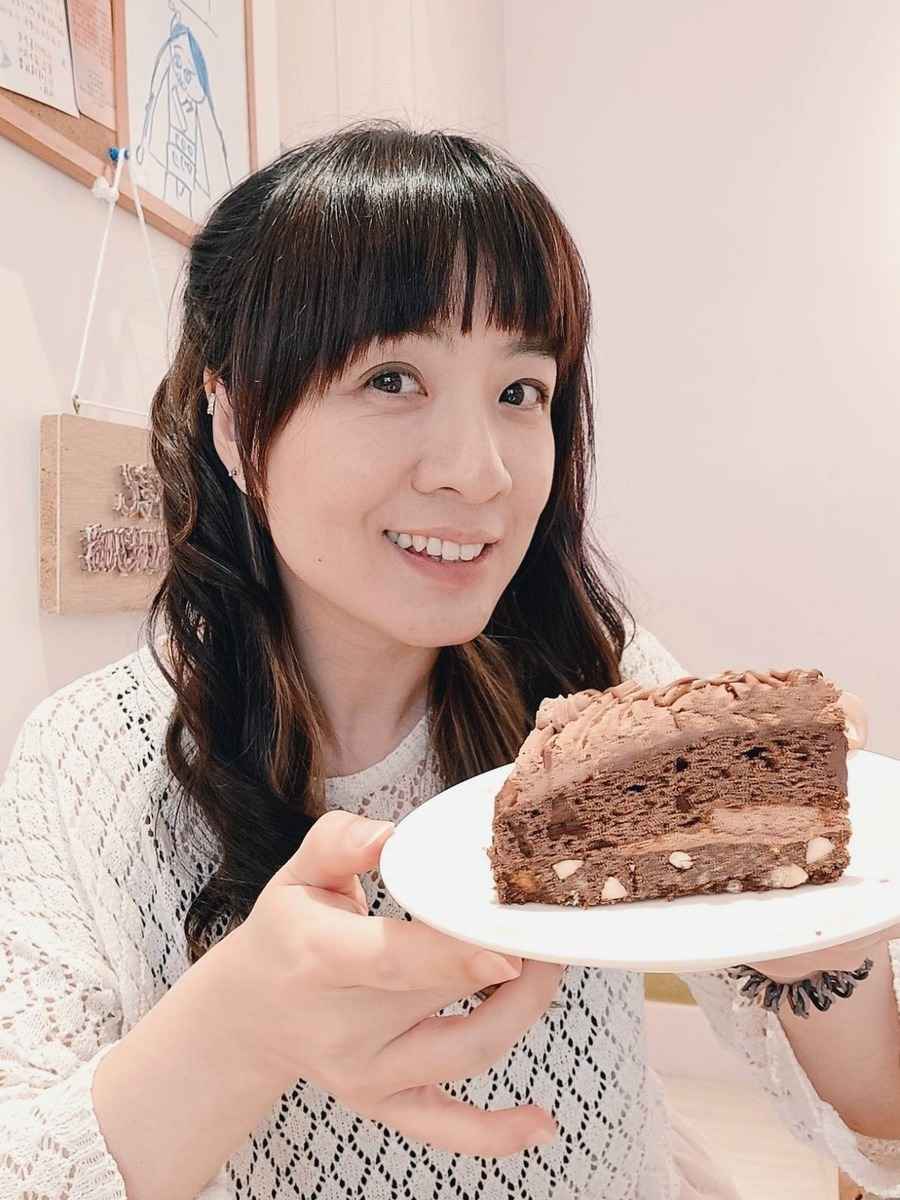 Miss Yeung到台灣後就著手創建了「Cake Yeung」網絡平台，以香港老師移民台灣開甜品店的角色與網友見面。（受訪者提供）