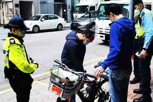 西九總區打擊單車違例 拘捕2人 票控28人