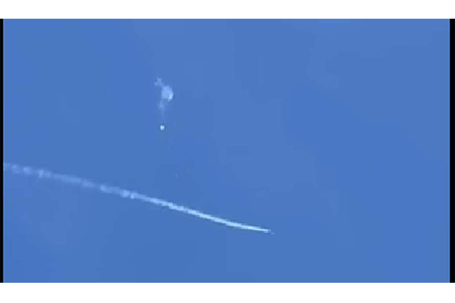 2023年2月4日，飛越美國上空的中共間諜氣球被美軍擊落。（網絡影片截圖）