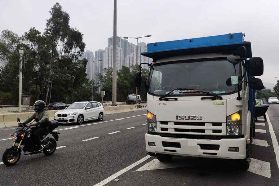 警寶順路截查中型貨車 揭司機停牌期間駕駛