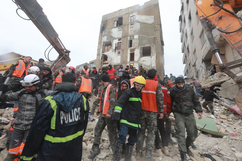 2023年2月6日，在鄰國敘利亞，救援人員正在尋找受死傷者。（LOUAI BESHARA / AFP）