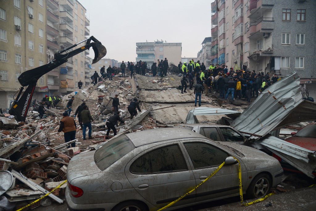 2023年2月6日，土耳其東南部迪亞巴克爾（Diyarbakir）發生的7.8級地震，這場地震將多個城市的建築物夷為平地，並在鄰國敘利亞造成破壞。 （ILYAS AKENGIN / AFP）