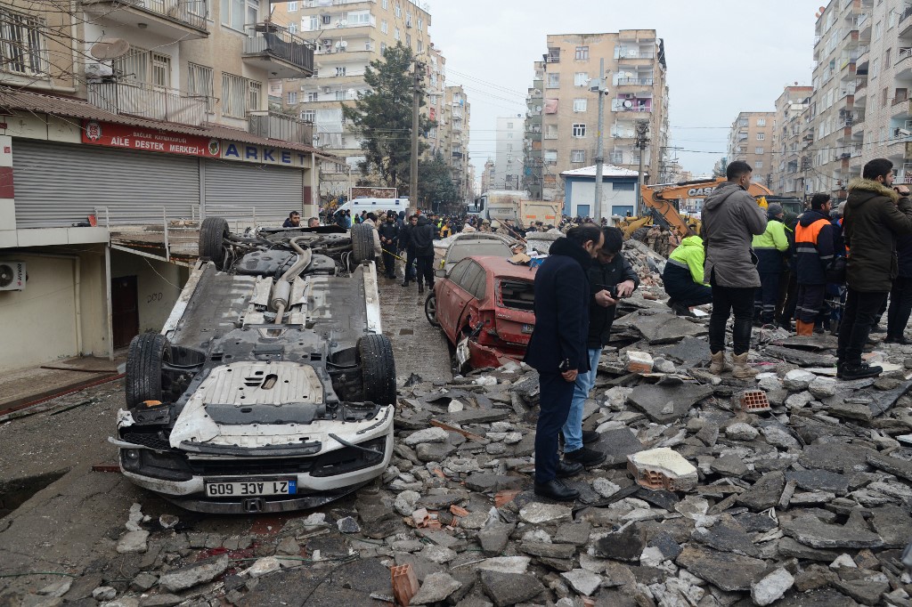2023年2月6日，土耳其東南部迪亞巴克爾（Diyarbakir）發生的7.8級地震，救援隊正在巨大的瓦礫堆下尋找生還者。（ILYAS AKENGIN / AFP）