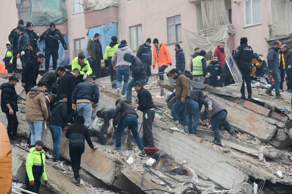 2023年2月6日，土耳其東南部迪亞巴克爾（Diyarbakir）發生的7.8級地震，救援隊正在巨大的瓦礫堆下尋找生還者。（ILYAS AKENGIN / AFP）