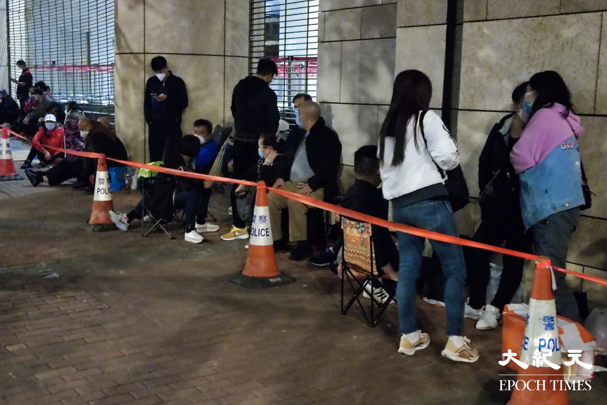 昨晚在西九龍裁判法院門外有數十名市民在排隊，大部份人士為50至60歲，他們對拿籌聽甚麼案件審訊一概不知。（羅麗莎／大紀元）