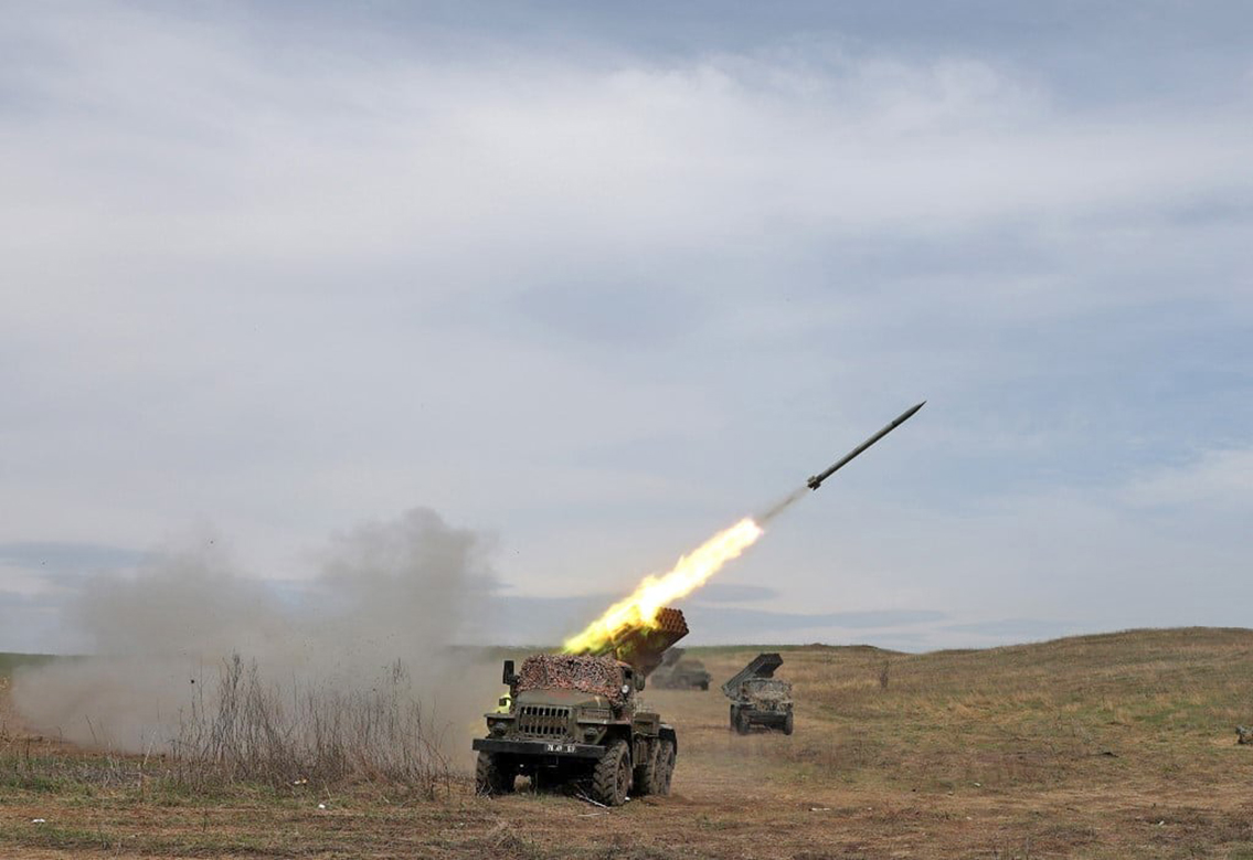 2022年4月10日，烏克蘭多管火箭彈發射器BM-21「Grad」在頓巴斯地區盧甘斯克附近炮擊俄羅斯軍隊陣地。（Anatolii STEPANOV/AFP）