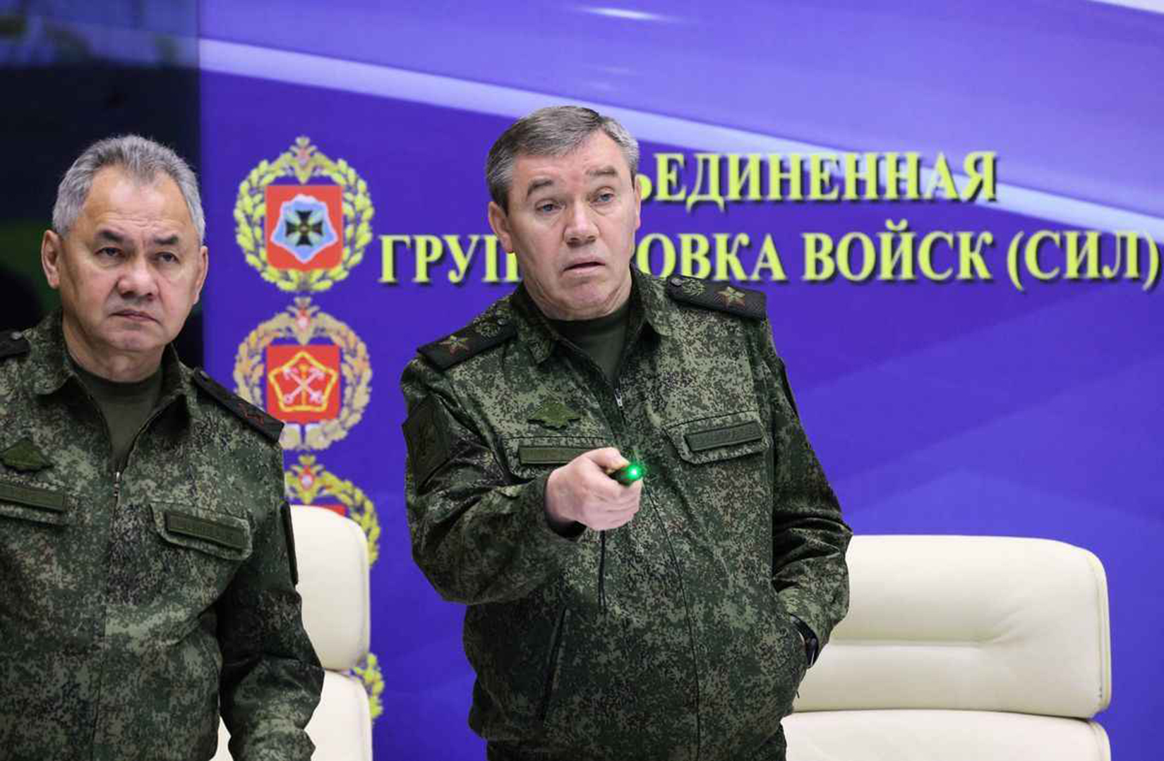 2022年12月17日，俄羅斯國防部長紹伊古和總參謀長格拉西莫夫在一個秘密地點訪問俄軍參與烏克蘭軍事行動的聯合參謀部。（GAVRIIL GRIGOROV/Sputnik/AFP via Getty Images）