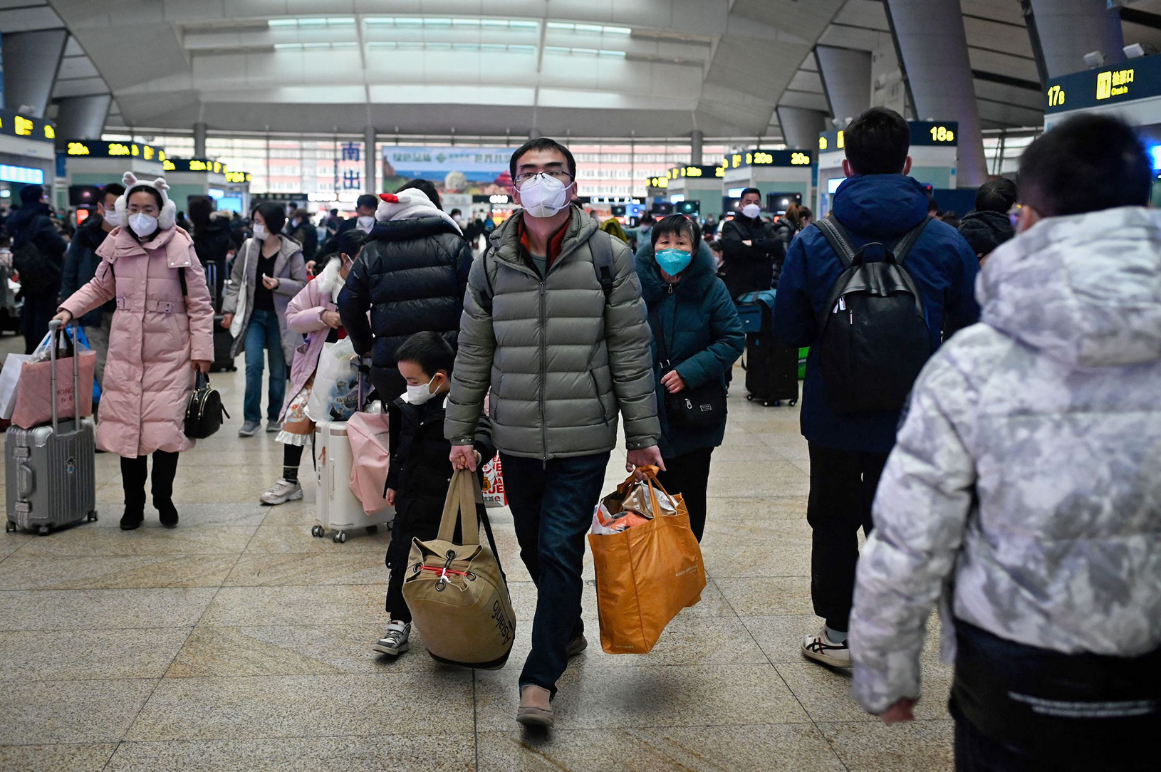 中國新年前22天的旅客發送量，同比增長56%，但仍然只是2019年疫情前水平的53%。圖為2023年1月12日，北京的一個火車站。(AFP via Getty Images)