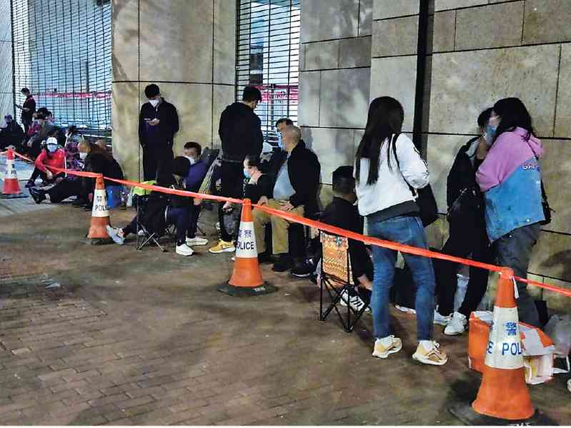 記者直擊庭外晚上再現排隊黨 一張籌最少換五百元