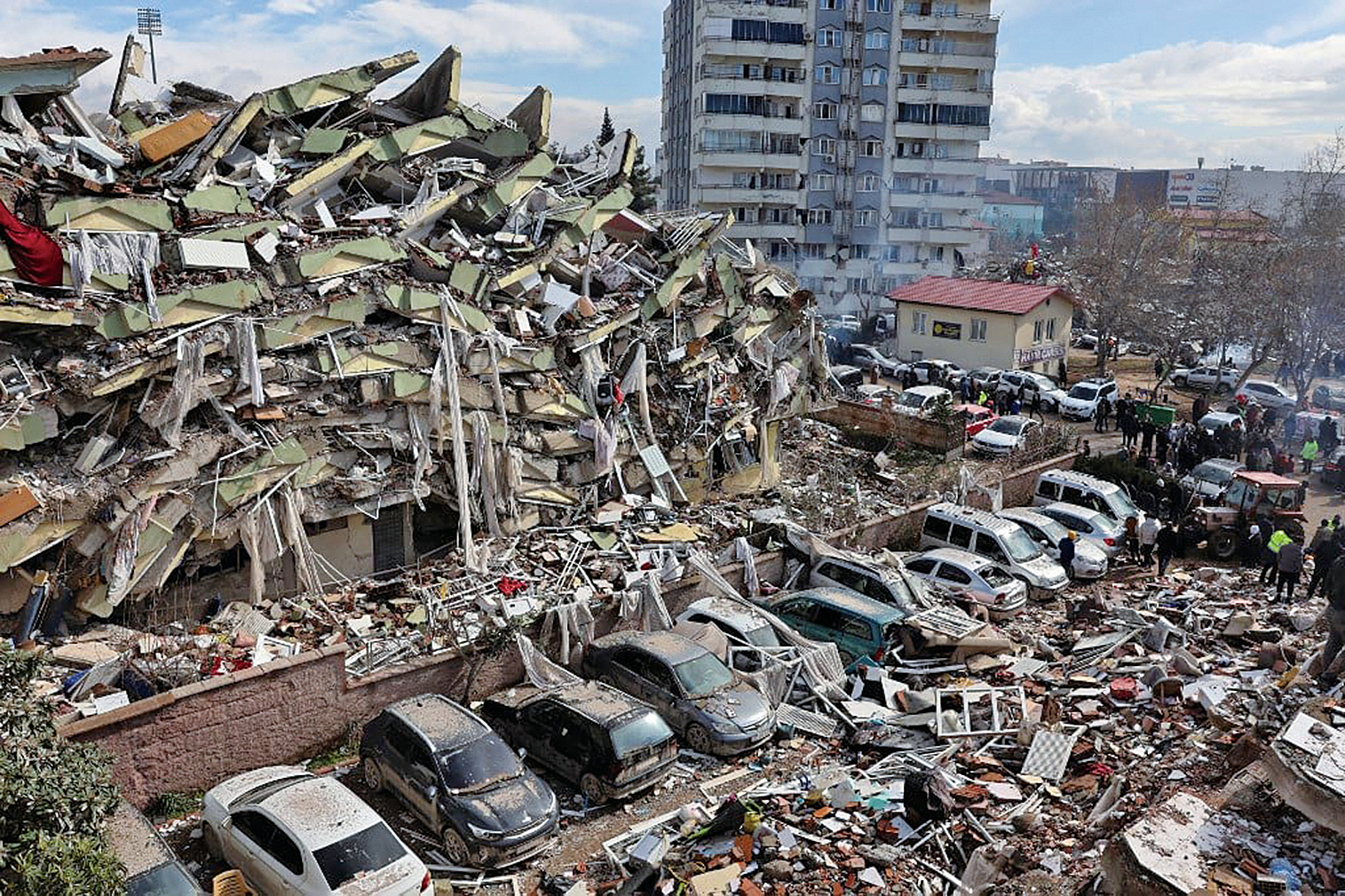 土耳其2月6日發生兩次大地震，至今已造成5,000多人喪生、以千計的建築物倒塌，救援人員正搶救被困在廢墟下 的生還者。（Adem ALTAN / AFP）