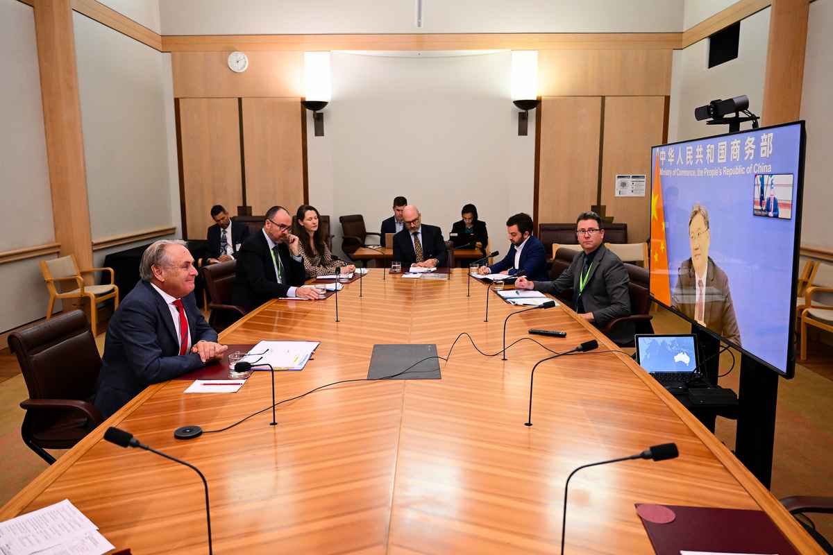 澳洲貿易部部長法雷爾（左一）與中國商務部部長王文濤於2月6日舉行視像會議。（Lukas Coch/POOL/AAP）