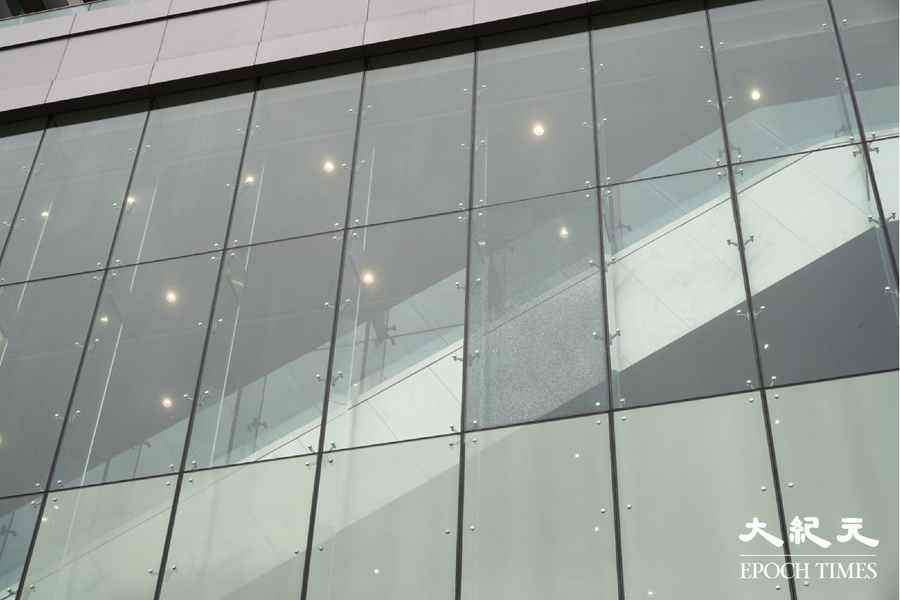 西九龍裁判法院玻璃外牆留有彈孔並出現裂痕 「O記」跟進