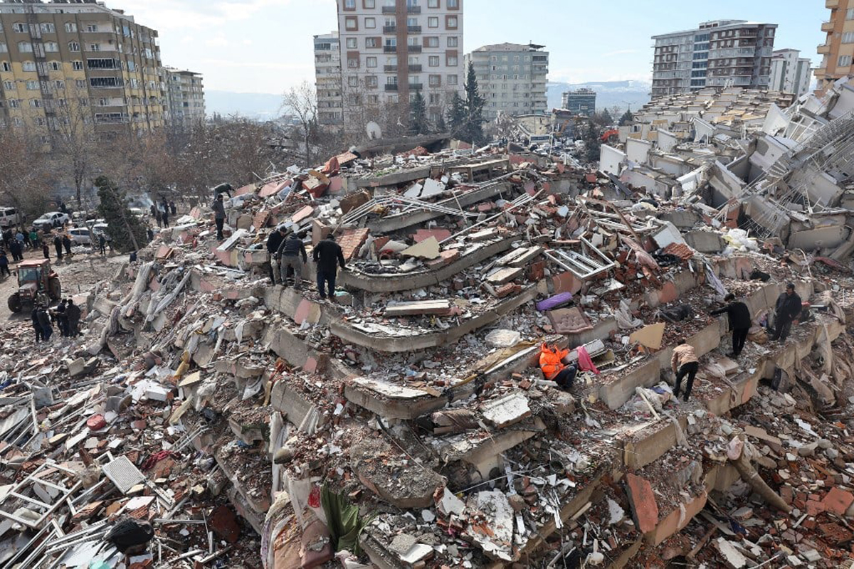 土耳其大地震，至今造成該國5,000多人喪生、以千計的建築物倒塌，救援人員正搶救被困在廢墟下的生還者。資料圖片。（Adem ALTAN / AFP）