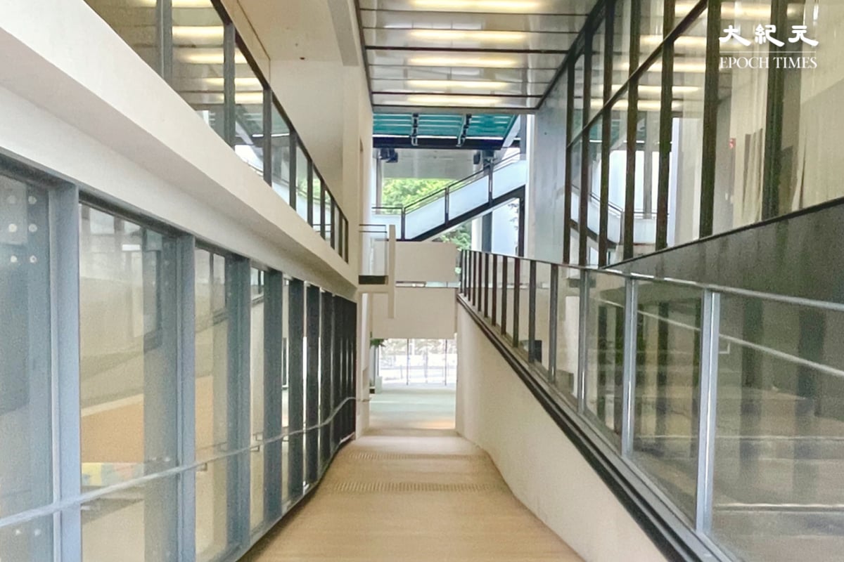 室內線條簡潔，開放式設計令光線能夠透進走廊。（樂賢／大紀元）