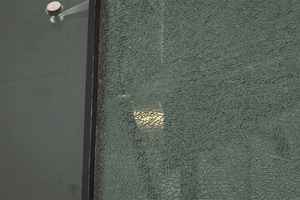 西九龍裁判法院疑遭氣槍射擊 玻璃外牆留有彈孔並出現裂痕 