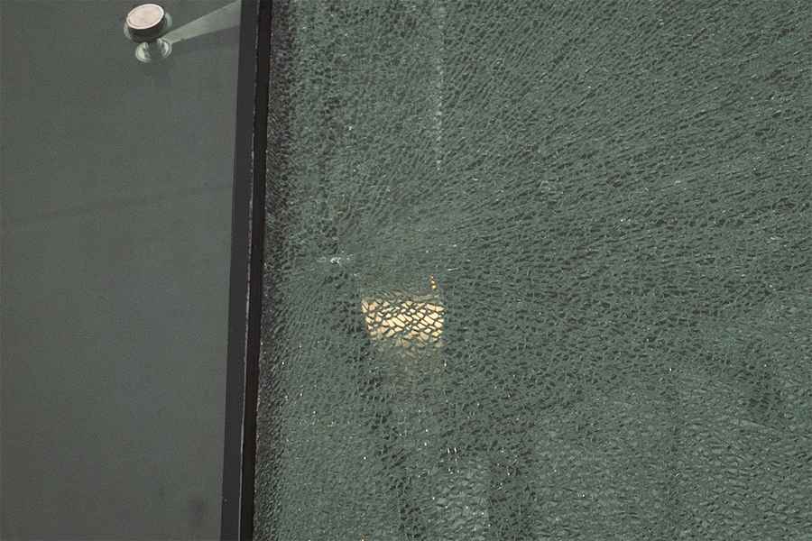 西九龍裁判法院疑遭氣槍射擊 玻璃外牆留有彈孔並出現裂痕 
