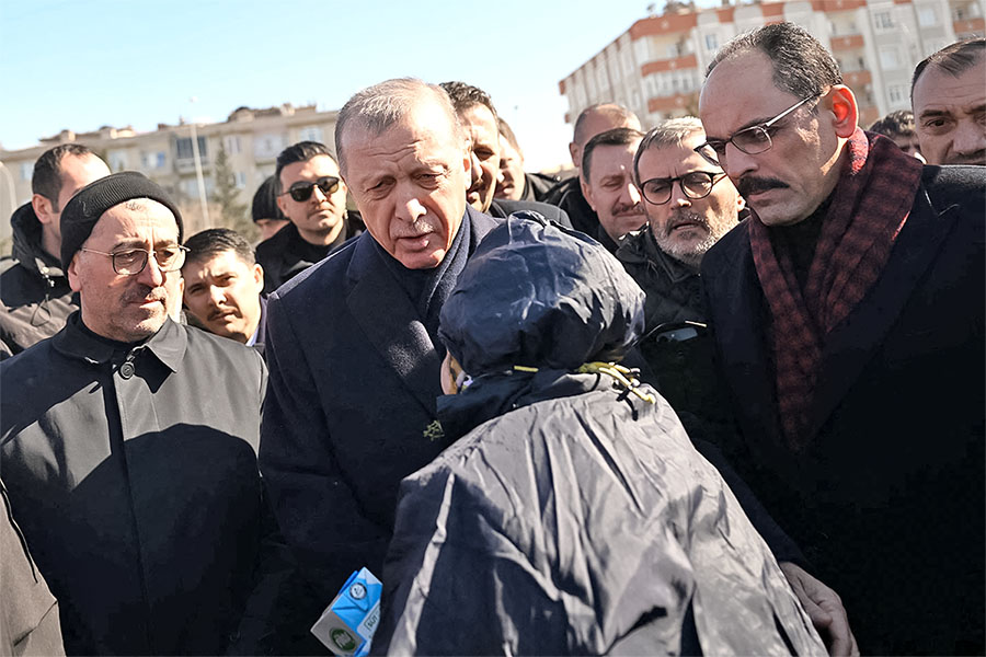 2023年2月8日，在土耳其東南部城市 Kahramanmaras 發生強烈地震兩天后，土耳其總統埃爾多安會見了在政府搭建的帳篷下避難的居民。(OZAN KOSE / AFP)