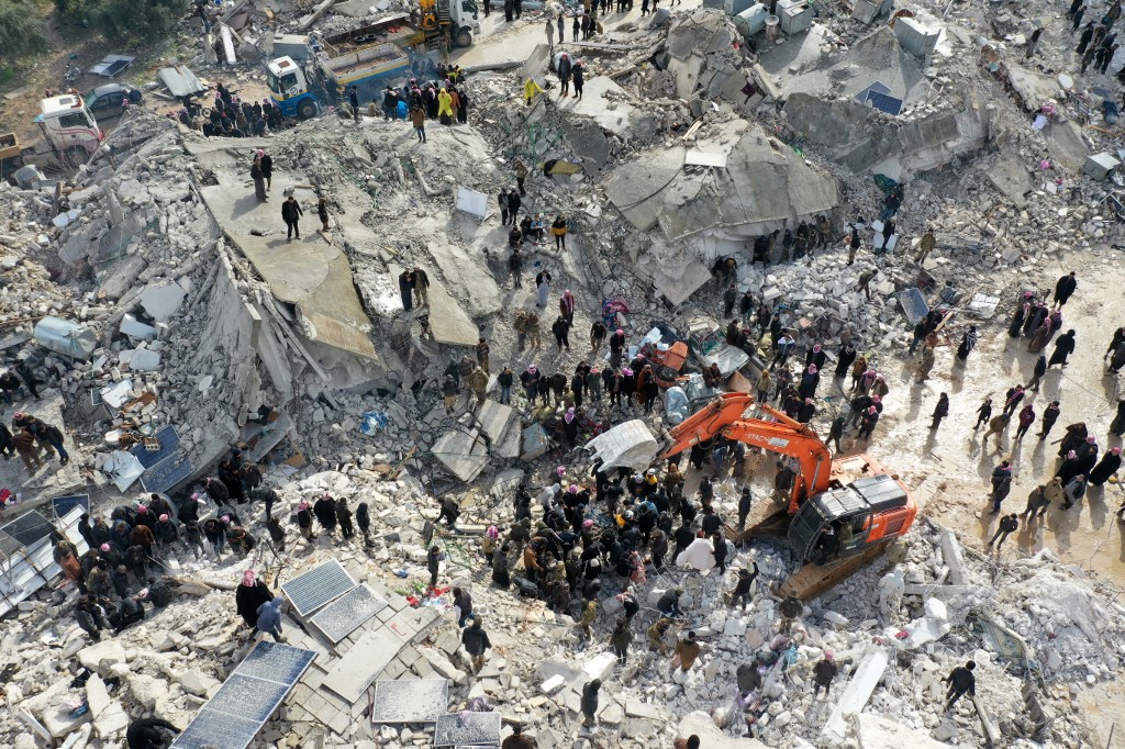土耳其和敘利亞發生兩次強烈地震，救援團隊連續第三天繼續尋找生還者。（OMAR HAJ KADOUR / AFP）