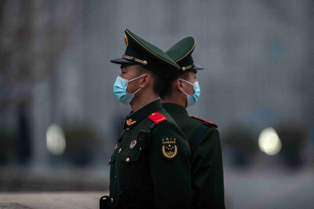 圖為2021年3月，中共人大會議開幕前，在北京天安門廣場站崗的中共士兵。（NICOLAS ASFOURI / AFP）