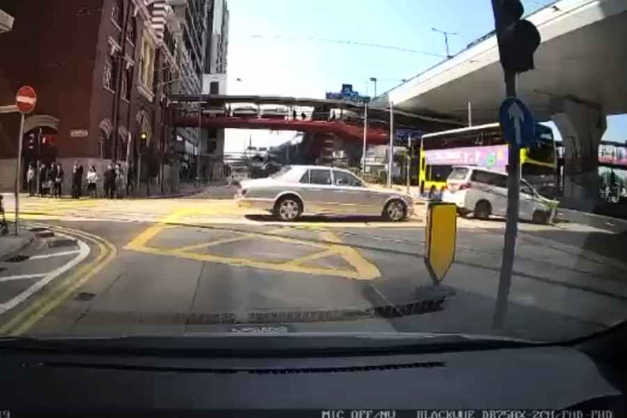 城巴猛撞七人車車cam片流出 網民：城巴完全發夢！