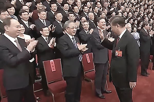 2022年10月23日，習近平率政治局與中共眾元老會見2700多名黨代表時，胡春華向習近平拍手微笑。（影片截圖）