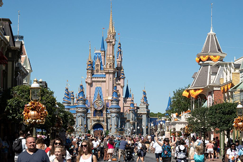 圖為2022年9月30日，遊客在位於佛羅里達州奧蘭多的迪士尼世界遊玩。（Bryan R. Smith/AFP via Getty Images）