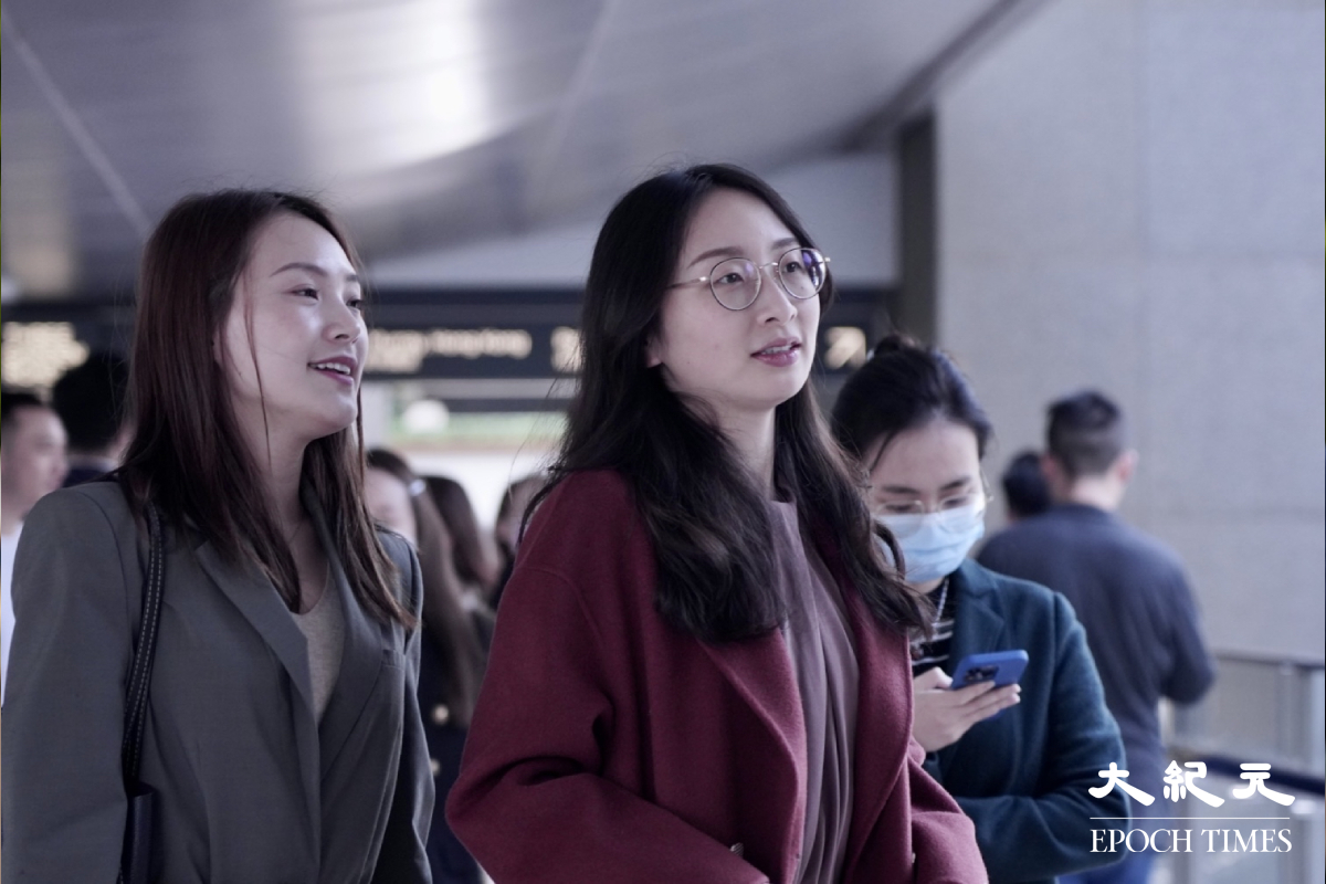 女士們最擔心每天戴口罩令皮膚變差。（余鋼／大紀元)