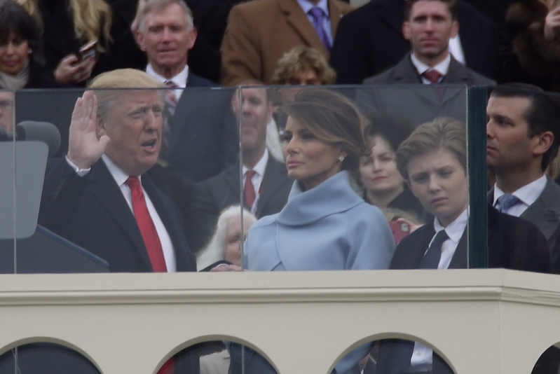 美國第45任總統特朗普（左）在第三任妻子梅拉妮亞（中）及一家人見證陪同下、宣誓就職。（中央社）