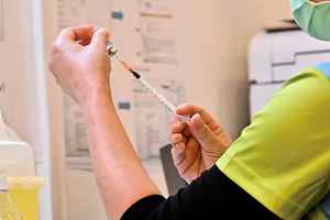 新冠疫苗接種 有120宗離世 港府收8,104宗異常報告 稱無死亡個案與接種疫苗有關