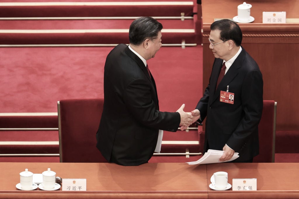 會議結束後，習近平同李克強握手。（Lintao Zhang/Getty Images）