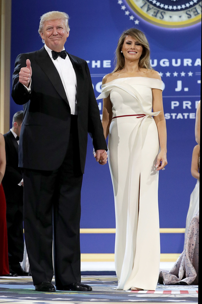 2017年1月20日，華盛頓DC舉行總統就職舞會。第一夫人梅拉妮亞穿著白色禮服亮相。（Chip Somodevilla/Getty Images）