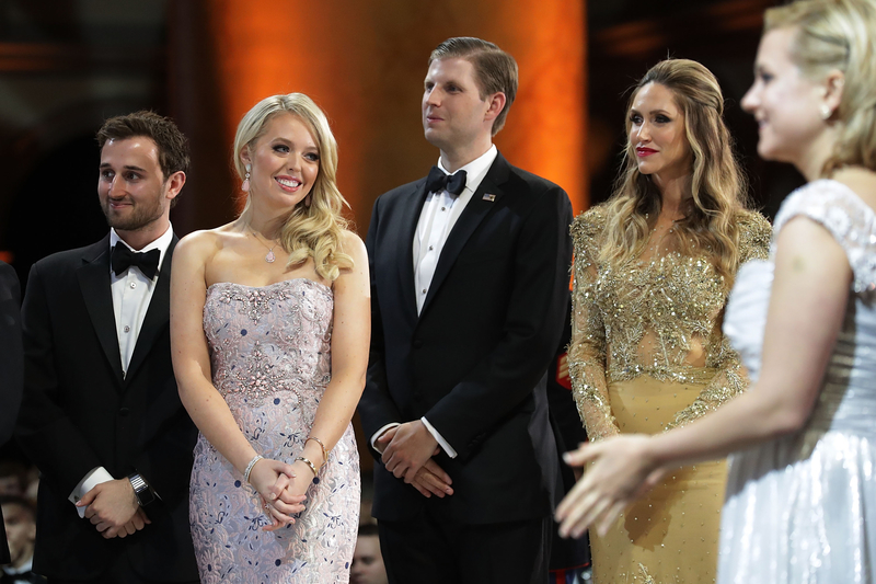 2017年1月20日，華盛頓DC舉行總統就職舞會。左二為特朗普的女兒蒂芬妮，右二為特朗普的次子艾瑞克之妻蘿拉。（Chip Somodevilla/Getty Images）