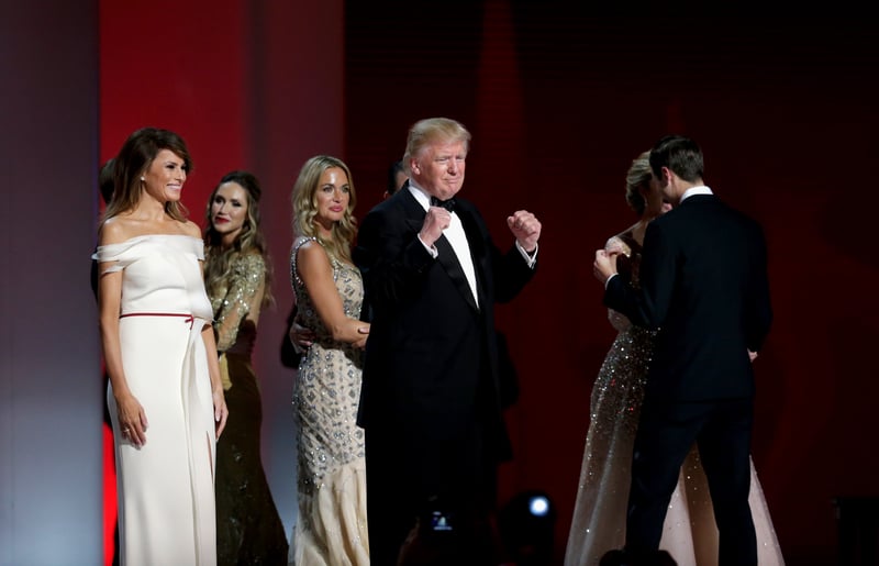 2017年1月20日，華盛頓DC舉行總統就職舞會。圖為特朗普兩位鲜少曝光的兩位兒媳婦：蘿拉・尤納斯卡（左二）及雲妮莎・海登（左三）。（Rob Carr/Getty Images）