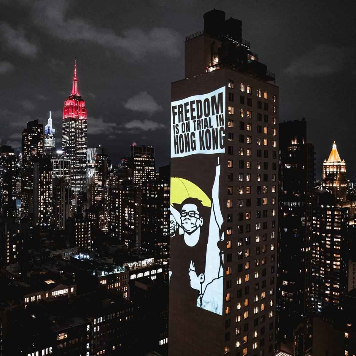 在紐約曼哈頓的大型投影展示港人撐起黃色雨傘爭取自由的畫面，形容「自由正被囚禁」。（香港自由基金委員會提供）