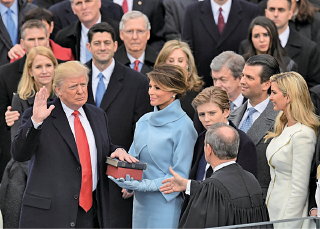 美國總統特朗普1月20日宣誓就職。圖為他在最高法院首席大法官帶領下宣讀總統誓詞。