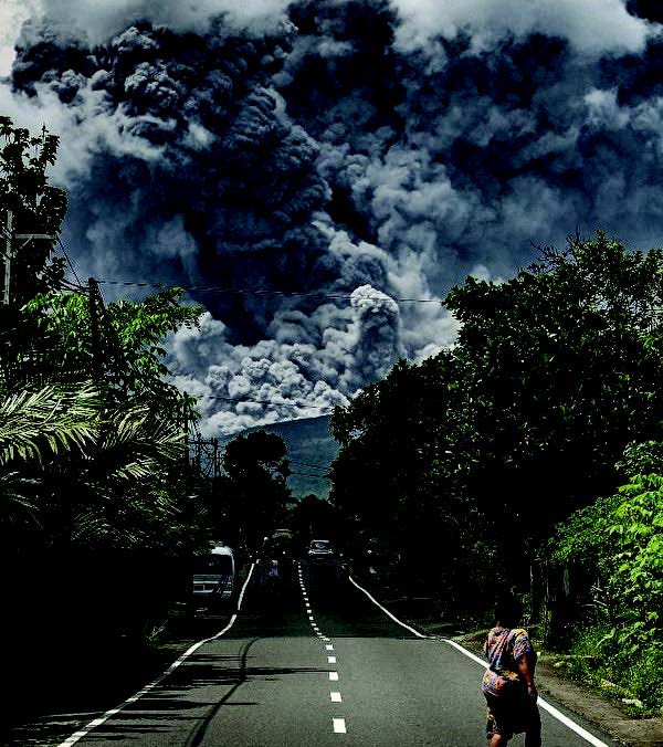 印尼默拉皮火山3月11日爆發，濃煙和火山灰覆蓋了火山口附近的村莊。（Devi Rahman/AFP）