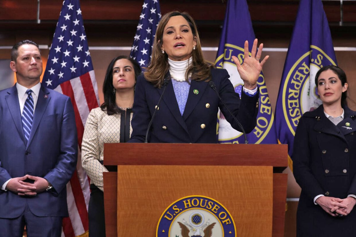 2023年2月1日，眾議員 Maria Elvira Salazar 在美國國會大廈舉行的新聞發布會上發言。（Alex Wong/Getty Images）