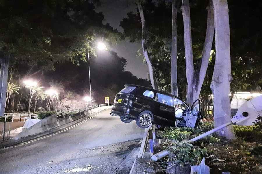 七人車撞欄再衝花槽 司機面部受傷送院